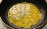 10、蛋包饭,另取干净平底锅，加一小勺油，倒入蛋液摊成蛋皮