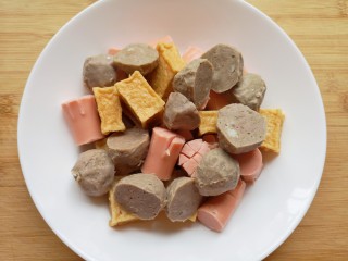 3、钵钵鸡,准备好火锅丸子，牛肉丸切成两半，容易煮熟。
