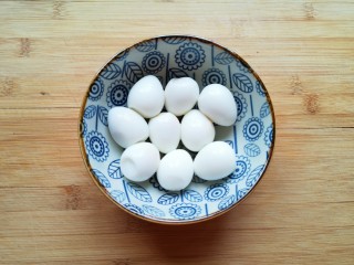 5、钵钵鸡,鹌鹑蛋煮熟剥皮备用。
