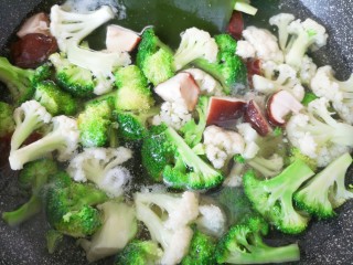 6、钵钵鸡,锅里放水烧开，先下入西兰花、菜花、香菇、豆腐皮、素鸡和海带片煮熟，捞出晾凉备用。