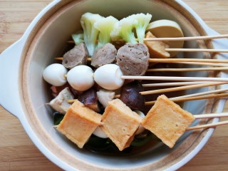 11、钵钵鸡,将穿好的串串放入锅里。