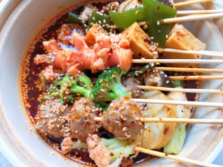 12、钵钵鸡,加入钵钵鸡调料里面的红油包，撒上搭配的熟白芝麻。