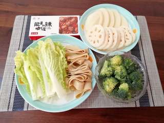 2、咖喱菌菇蔬菜火锅, 蔬菜分别洗干净。