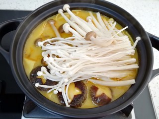 7、咖喱菌菇蔬菜火锅, 接着下入土豆、莲藕、金针菇、蟹味菇和海鲜菇继续煮三分钟左右。