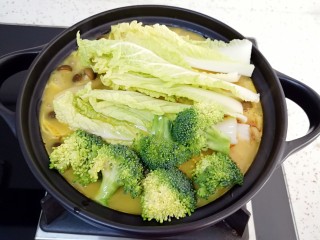 8、咖喱菌菇蔬菜火锅, 最后下入娃娃菜和西蓝花，全部煮熟就可以开吃啦！