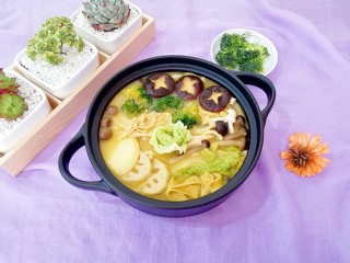 9、咖喱菌菇蔬菜火锅,没有肉肉的纯素火锅，因为有咖喱一样好吃。