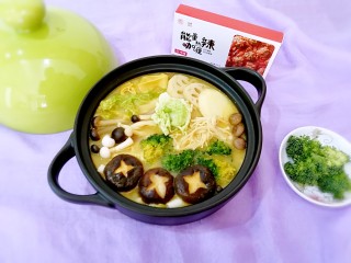 11、咖喱菌菇蔬菜火锅,安记能量热辣咖喱不怎么辣，小孩子可以接受的，和妞两个人连汤带菜吃的干干净净。