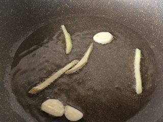 5、下饭菜香菇榨菜炒肉丝,姜丝和蒜头放油锅炒香后捞出