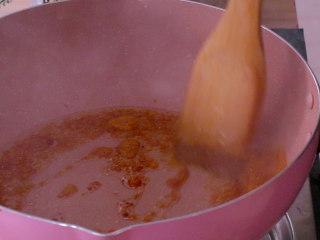 6、黄豆烧猪蹄,炒至呈现这样的焦糖色