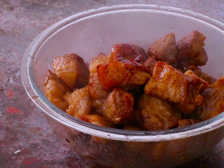 8、黄豆烧猪蹄,捞出装盘备用