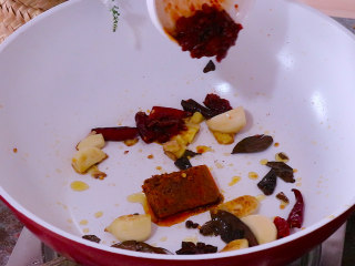 10、黄豆烧猪蹄,再放入姜蒜 干辣椒段  火锅底料和豆瓣酱