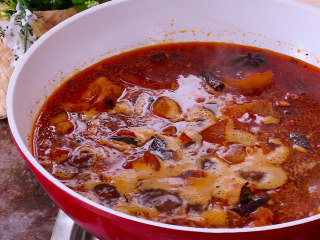 13、黄豆烧猪蹄,再加入清水没过猪蹄后再加适量的盐调味