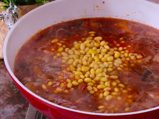 14、黄豆烧猪蹄,再放入泡发后的黄豆