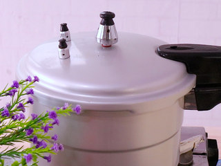 16、黄豆烧猪蹄,小火炖煮30分钟左右