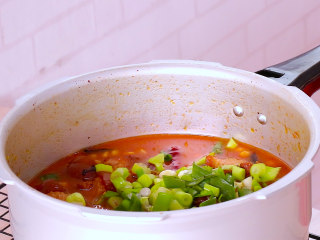 17、黄豆烧猪蹄,炖数后的猪蹄加入鸡精和葱花再翻拌均匀即可