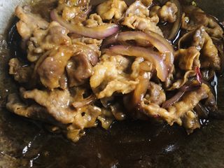 14、肥牛饭,酱汁和肥牛洋葱翻炒后均匀出锅