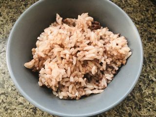 15、肥牛饭,盛米饭