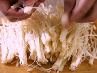 1、金针菇搭配上皮蛋真的一绝，不信可以试试看哦!,金针菇洗净切根部，撕成小朵备用