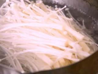 2、金针菇搭配上皮蛋真的一绝，不信可以试试看哦!,水开后下金针菇焯水