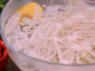 3、金针菇搭配上皮蛋真的一绝，不信可以试试看哦!,焯熟捞出过凉水