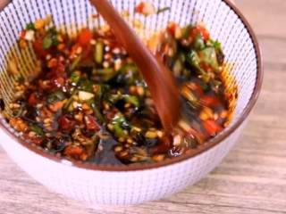 4、金针菇搭配上皮蛋真的一绝，不信可以试试看哦!,碗中加入蒜、香菜、剁椒、盐、糖 、生抽、醋、辣椒油，拌匀