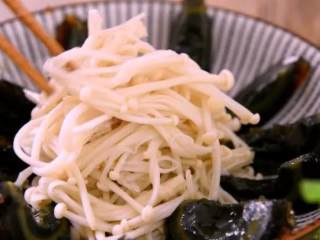 6、金针菇搭配上皮蛋真的一绝，不信可以试试看哦!,再将金针菇控干水分摆盘