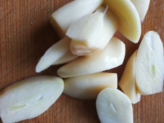 4、肾果烧鸡公,姜蒜切小块