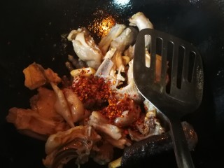 10、肾果烧鸡公,加入油炸辣椒芝麻碎，根据自己耐辣程度决定放多少。