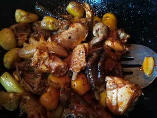 15、肾果烧鸡公,中途加入板栗，炒至浸润均匀。