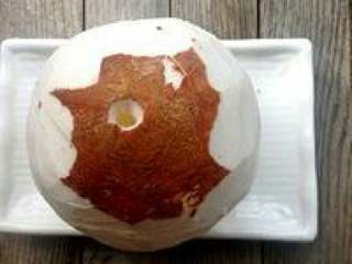 1、滋补养颜椰子鸡火锅,准备好的椰子开口。