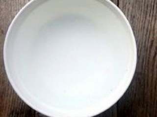 2、滋补养颜椰子鸡火锅,把椰子水倒出来备用。