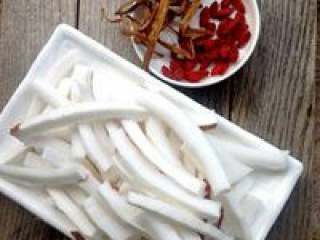 3、滋补养颜椰子鸡火锅,把椰子肉切成丝，准备好的枸杞和黄花菜。