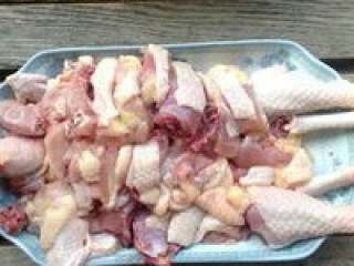 4、滋补养颜椰子鸡火锅,准备好的鸡洗干净剁成块。