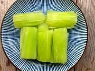 5、滋补养颜椰子鸡火锅,莴笋削好皮洗干净切成片。