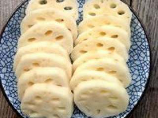 6、滋补养颜椰子鸡火锅,莲藕削好皮洗干净切成片。