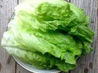 7、滋补养颜椰子鸡火锅,生菜掰好洗干净。