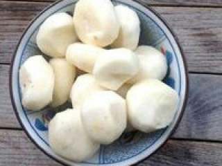 8、滋补养颜椰子鸡火锅,马蹄削好片洗干净。