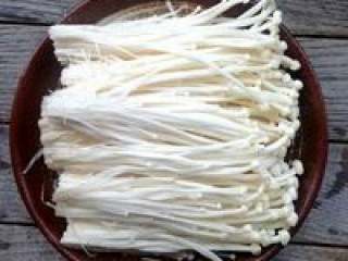 9、滋补养颜椰子鸡火锅,金针菇洗干净。