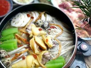 12、滋补养颜椰子鸡火锅,在放入其它的菜慢慢煮着就开始吃吧！