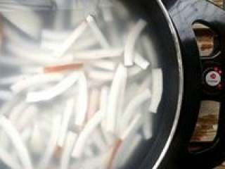 10、滋补养颜椰子鸡火锅,把椰子水和椰子肉放进锅里煮开。