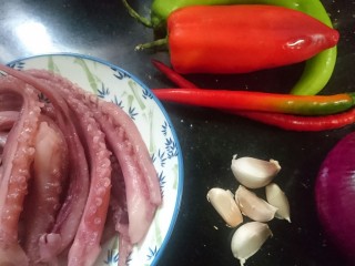 1、香辣鱿鱼须,准备好所需食材
