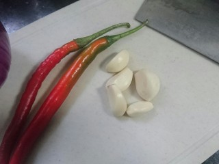 2、香辣鱿鱼须,线椒洗净，蒜瓣去皮