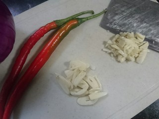 3、香辣鱿鱼须,蒜瓣一半切片，一半切碎