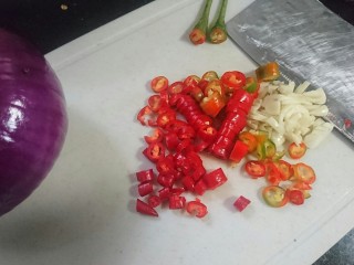 4、香辣鱿鱼须,红线椒切圈