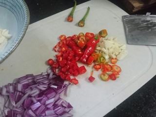 5、香辣鱿鱼须,洋葱一半切丁