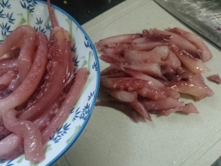 7、香辣鱿鱼须,鱿鱼须洗净切段