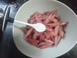 8、香辣鱿鱼须,入小半勺盐