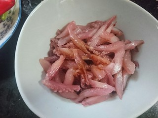 9、香辣鱿鱼须,再入少许生抽