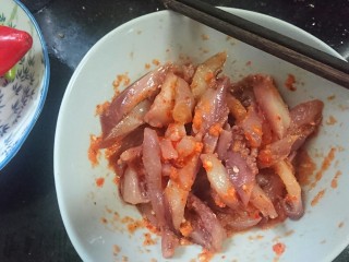 10、香辣鱿鱼须,倒入打好的腌料