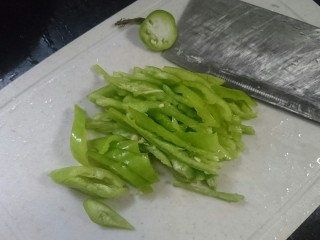 11、香辣鱿鱼须,青椒洗净切段